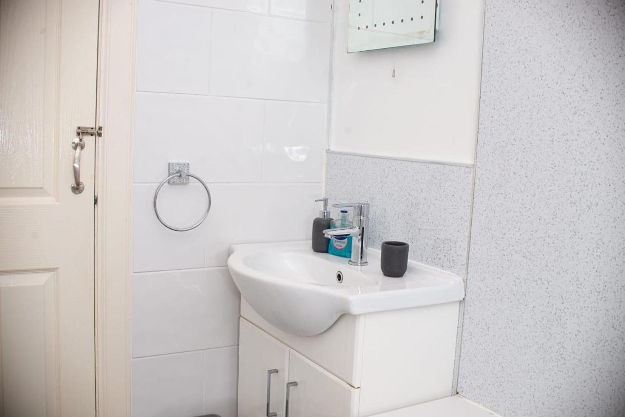 Entire Fabulous 2Bedroom First Floor Flat Located Within Close Proximity To City Centre & University Of Aberdeen With Private Parking エクステリア 写真