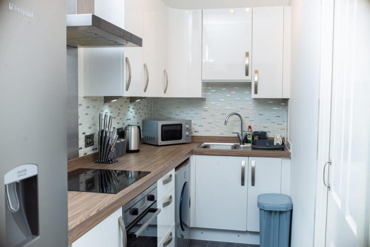 Entire Fabulous 2Bedroom First Floor Flat Located Within Close Proximity To City Centre & University Of Aberdeen With Private Parking エクステリア 写真