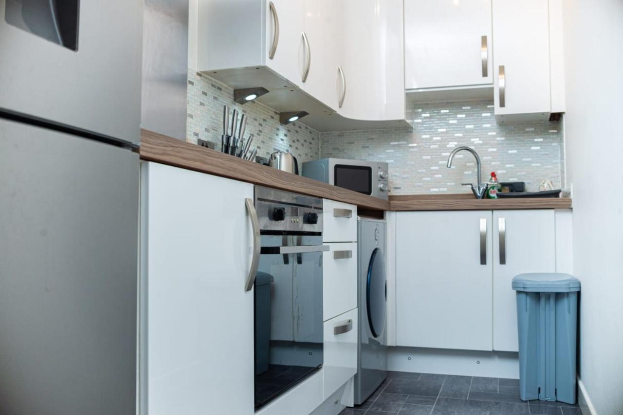 Entire Fabulous 2Bedroom First Floor Flat Located Within Close Proximity To City Centre & University Of Aberdeen With Private Parking エクステリア 写真